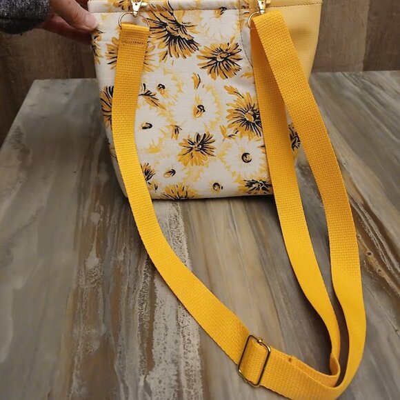 New Travel Sling Crossbody Yellow White Pebbled faux leather & Daisy fabric Gold - Picture 5 of 15